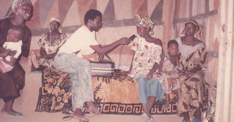 Demba Traoré en reportage dans un village (c. 1989). Coll. photo RRK