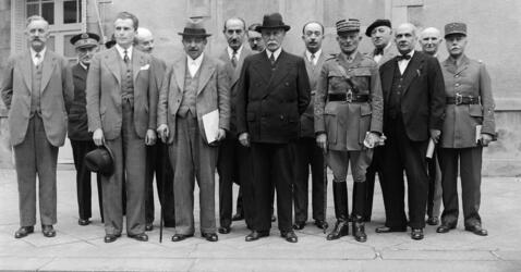 Les membres du gouvernement de Vichy devant le pavillon Sévigné en juillet 1940. Au premier rang, de gauche à droite : Pierre Caziot, ministre de l’agriculture, Paul Baudoin, ministre des affaires étrangères, Pierre Laval, premier ministre, maréchal Pétain, général Weygand, ministre de la guerre