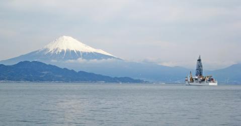 Le navire japonais Chikyu, ici devant le mont Fuji, participe au programme Ecord