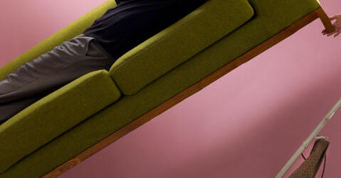 stéréotype : une femme passe l’aspirateur prendant que son mari lit le journal sur le canapé