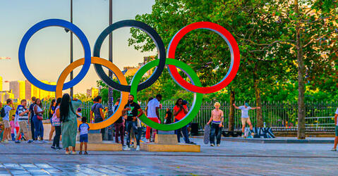 Les anneaux olympiques sur la place de la Bastille, à Paris en 2024