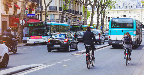 ©Petekarici / iStockphoto.com Le boulevard Saint-Michel à Paris, chaussée partagée entre les bus, les voitures, les vélos et les deux roues à moteur