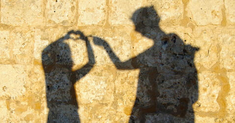 deux ombres sur un mur