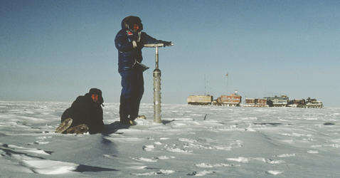 Prélèvement d'une carotte de glace au cours d'une expédition entre Vostok et Mirny en 1985
