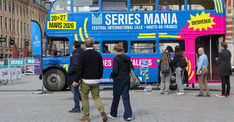 Bus du festival Séries mania avec des personnes qui se rassemblent autour