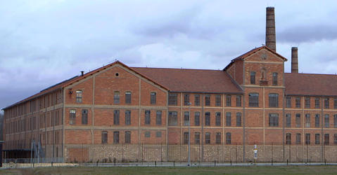 Grande usine en briques avec ciel couvert