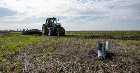 Un missile planté dans un champ cultivé où progresse un tracteur, Zaporijia, au sud-est de l'Ukraine.