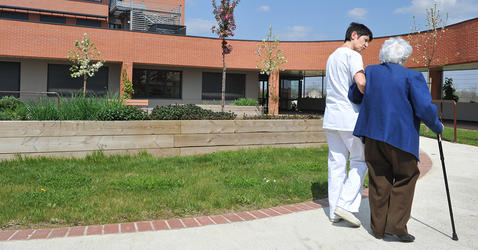 Un membre du personnel médical de l'hopital Garonne accompagne la promenade d'une patiente