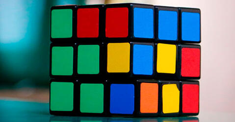 Un Rubik's cube posé sur une table