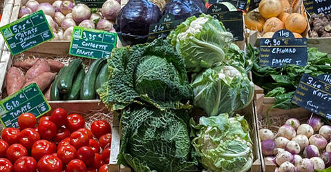 étal de légumes sur un marché à Rennes