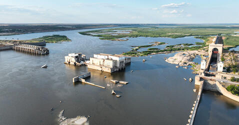 Le barrage hydroélectrique de Kakhovka détruit le 6 juin 2023
