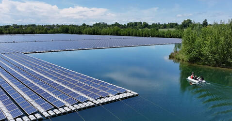 Les panneaux photovoltaïques sur le lac et les chercheur.e.s en bateau - extraite de la vidéo © CNRS - 2025