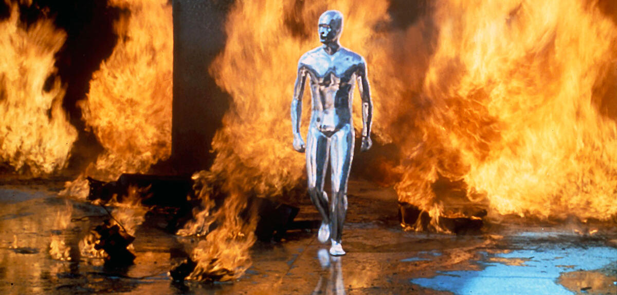 Le T-1000 de Terminator 2 sortant des flammes. Il est constitué d'un alliage «poly-mimétique » d'aspect argenté.