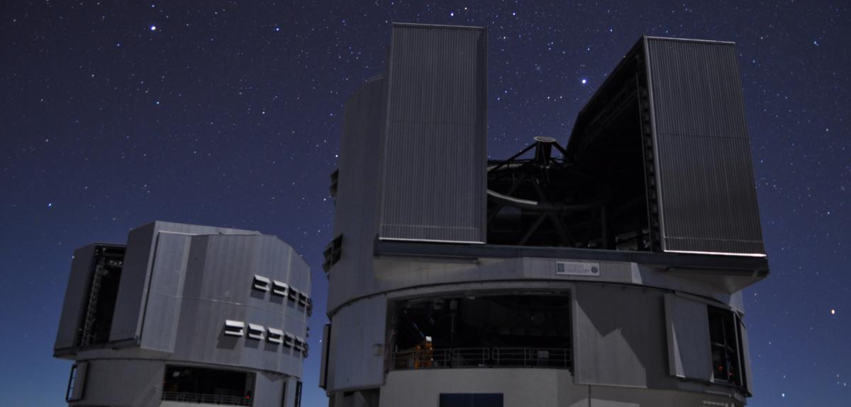 Vue de deux télescopes du VLT la nuit.