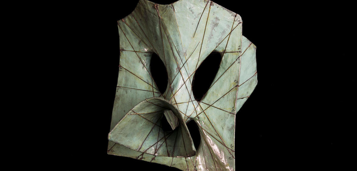 Surface cubique lisse, datant des années 1920-1930, moulée en matériau thermoplastique d’après un modèle en plâtre, attribué à Joseph Caron. © Cyril Frésillon / IHP / CNRS Images 