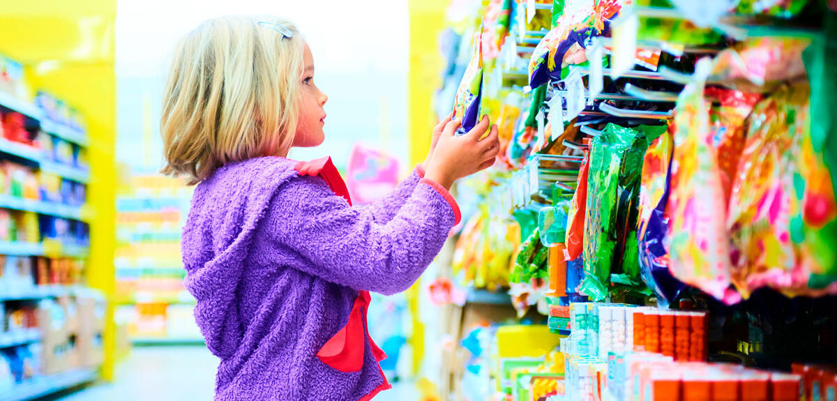 Petite fille dans un rayon de bonbons