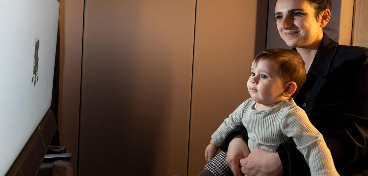 Bébé regardant une image de poussette durant une étude sur le fondement neurocognitif de la confiance épistémique chez le petit enfant. 