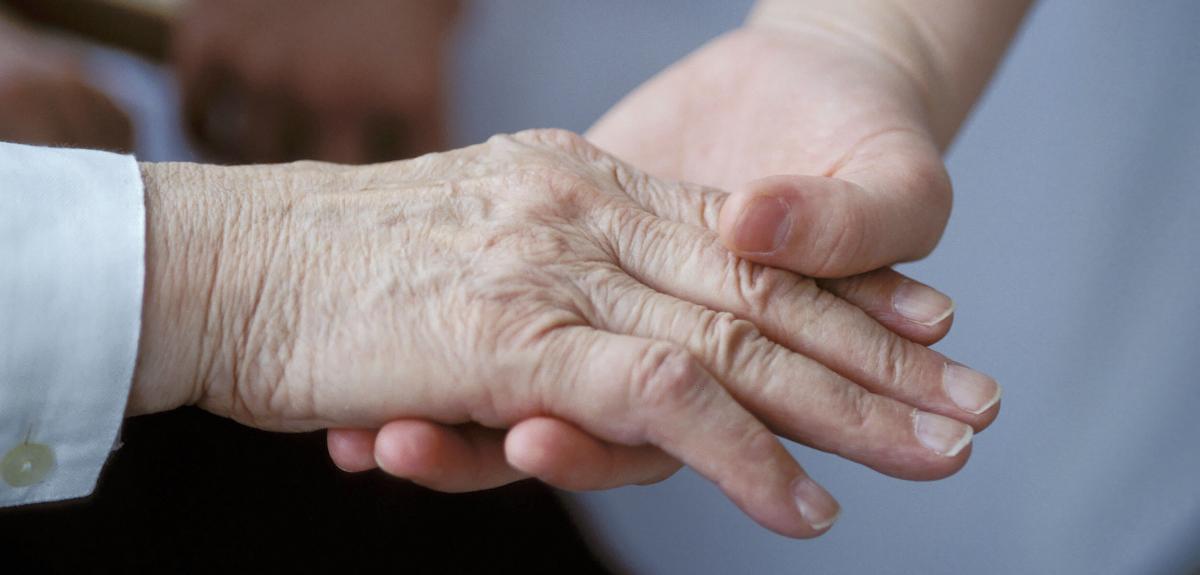 La main tendue d'une personne âgée