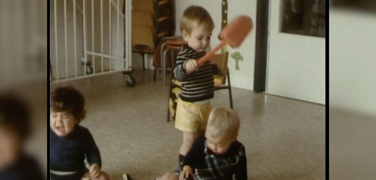 Bébés : l’apprentissage à coups de pelle
