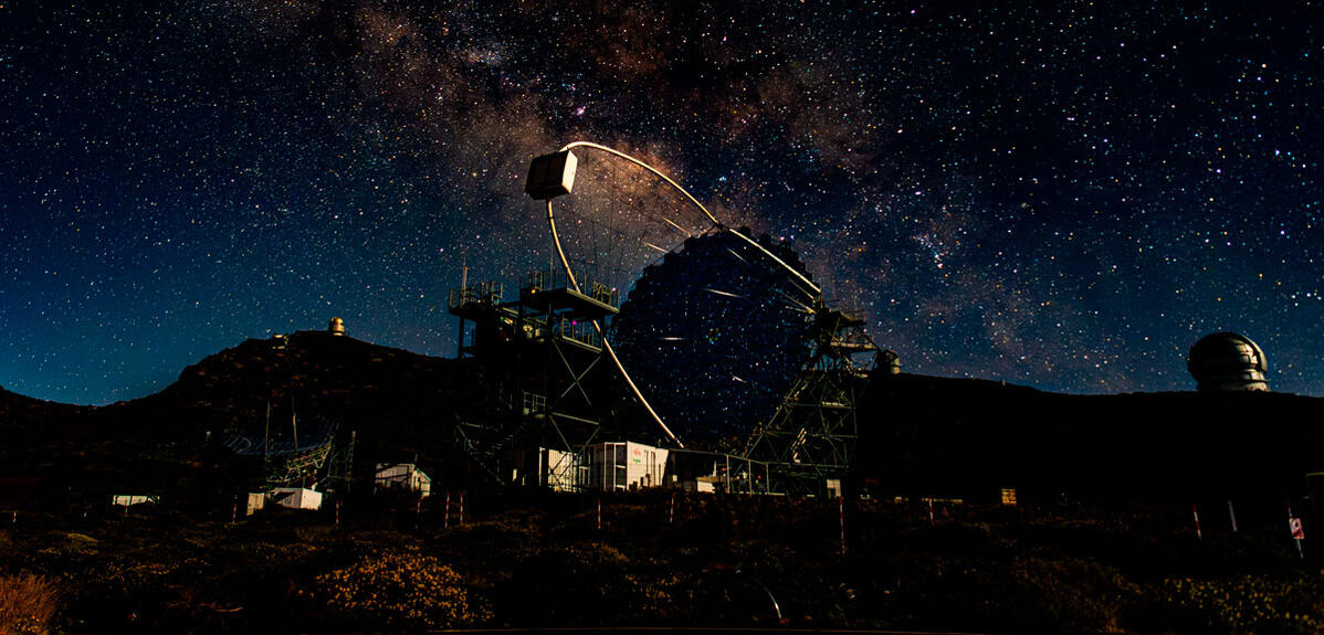 Vue de nuit du télescope LST-1 sur fond de Voie lactée 