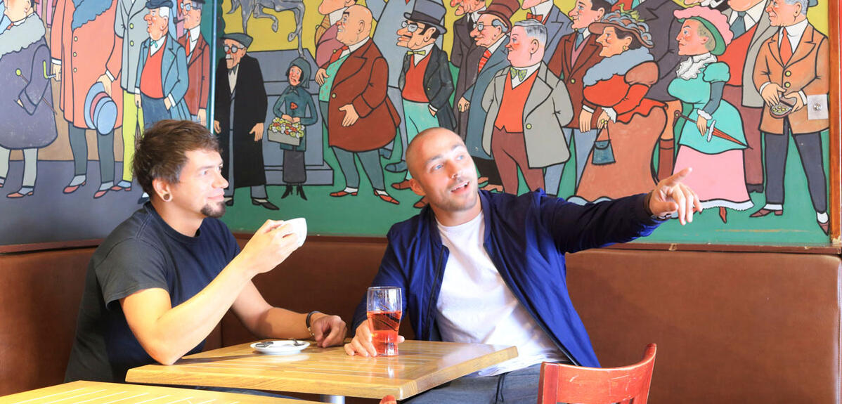 Deux hommes dans un café, une fresque dessinée en arrière-plan - France, Haute-Vienne (87), Limoges, rue Gondinet, Le Swing Café 