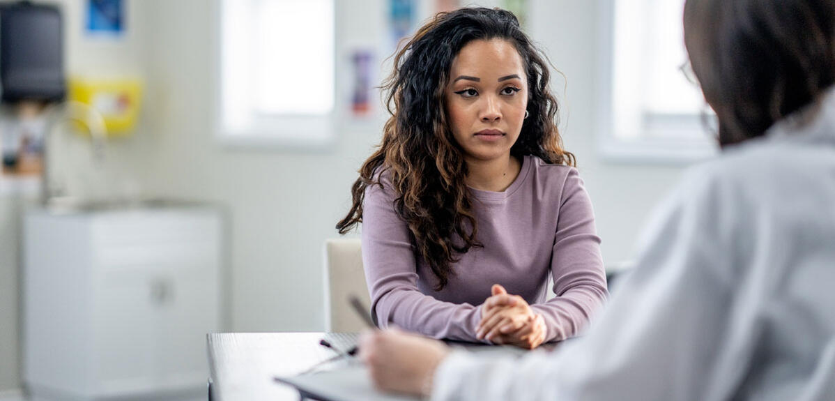 Une jeune femmes dans le cabinet de son médecin.
