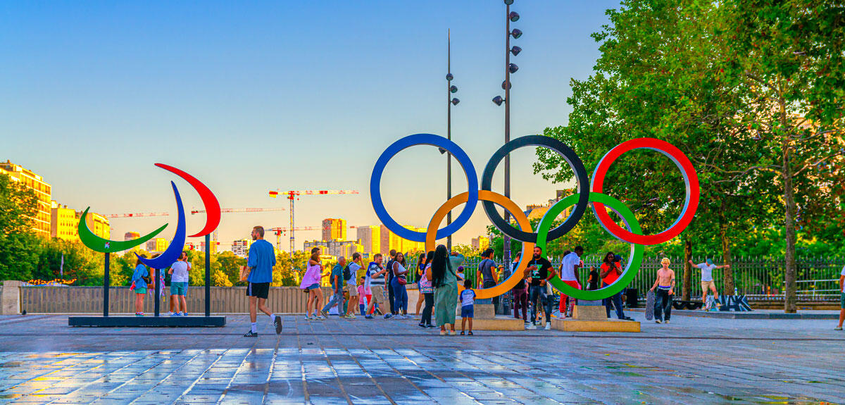 Les anneaux olympiques sur la place de la Bastille, à Paris en 2024
