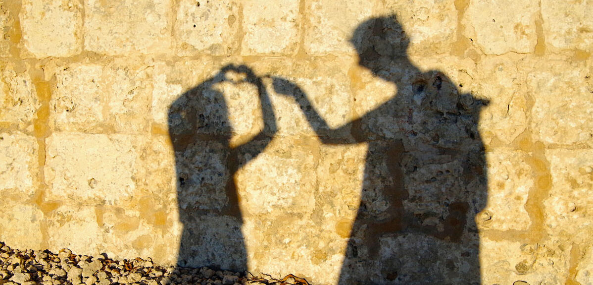 deux ombres sur un mur