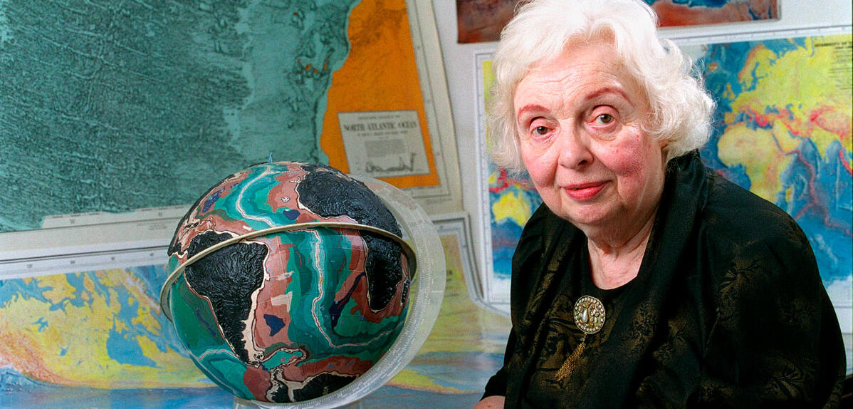 Marie Tharp en juillet 2001 (Photo Bruce Gilbert / Lamont-Doherty Earth Observatory and the estate of Marie Tharp)