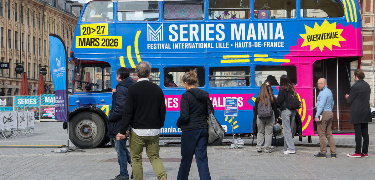 Bus du festival Séries mania avec des personnes qui se rassemblent autour