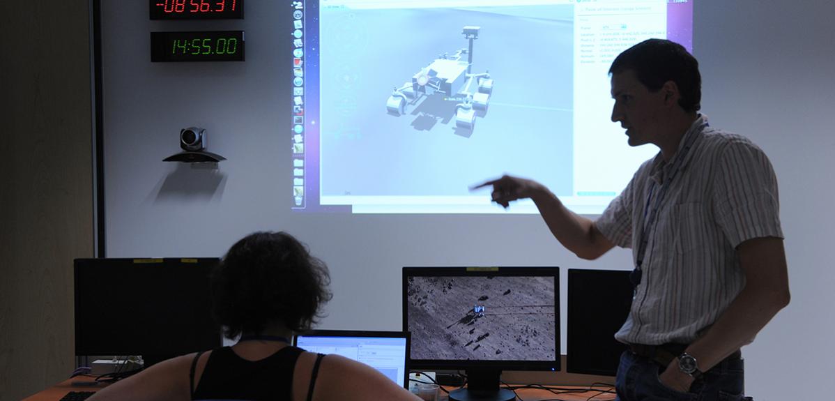 Scientifiques du Fimoc travaillant sur la mission MSL Curiosity
