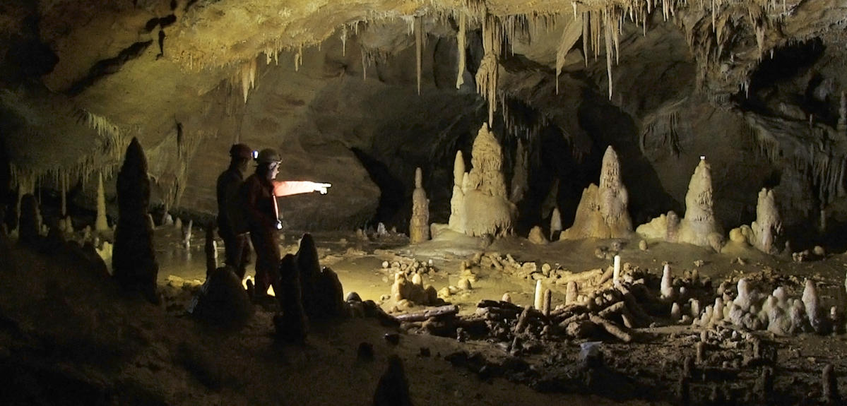 Spéléologues dans une grotte