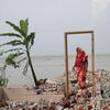 Deux femmes se tiennent sur les restes d’une maison détruite par l’érosion en bordure du fleuve Padma, Bangladesh