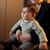 Bébé regardant une image de poussette durant une étude sur le fondement neurocognitif de la confiance épistémique chez le petit enfant. 