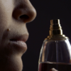 Femme qui renifle un parfum