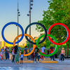 Les anneaux olympiques sur la place de la Bastille, à Paris en 2024