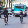 Le boulevard Saint-Michel à Paris, chaussée partagée entre les bus, les voitures, les vélos et les deux roues à moteur