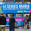 Bus du festival Séries mania avec des personnes qui se rassemblent autour