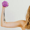 Le bras d’une sportive tenant une haltère violette. Photo Karolina Grabowska/Pexels.com