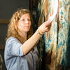 Deux chercheurs travaillent sur une tapisserie pour en étudier les couleurs