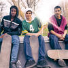 ©marino bocelli / Shutterstock.com Trois jeunes garçons dans un skatepark